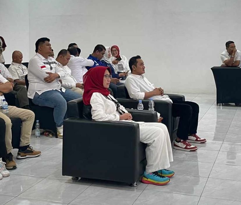 Diantar Ribuan Pendukung, Indah - Yudha Daftar ke KPU Lumajang