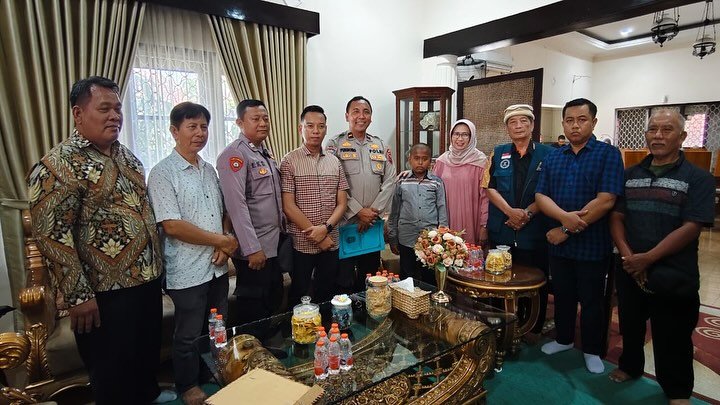 Ipda Purnomo Polisi Baik, Antar Anak Yatim Piatu yang Terlantar Pulang ke Lumajang