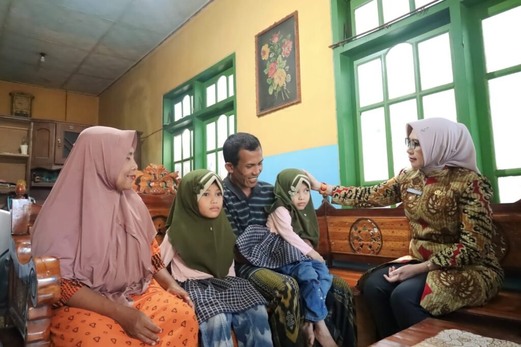 Bupati Lumajang Berikan Dukungan untuk Anak Penyandang Disabilitas: Bantuan Sosial, Pendidikan, dan Kesehatan