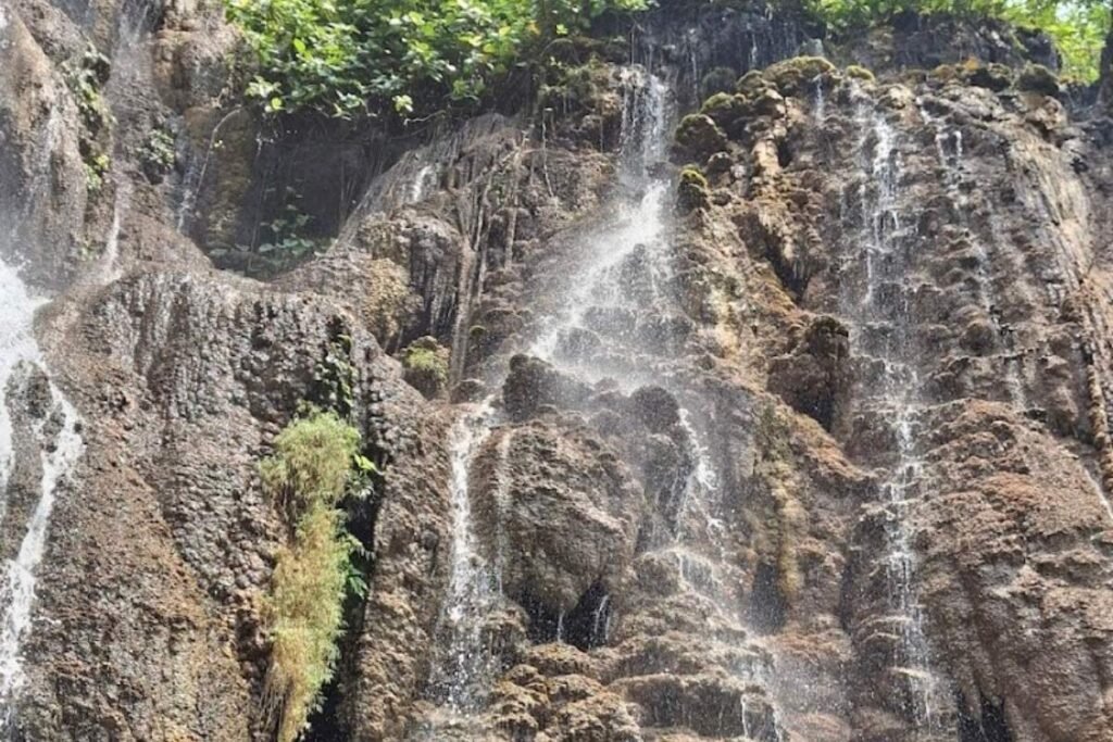 Air Terjun Goa Tetes di Lumajang: Lokasi, Tiket, dan Panduan Wisata