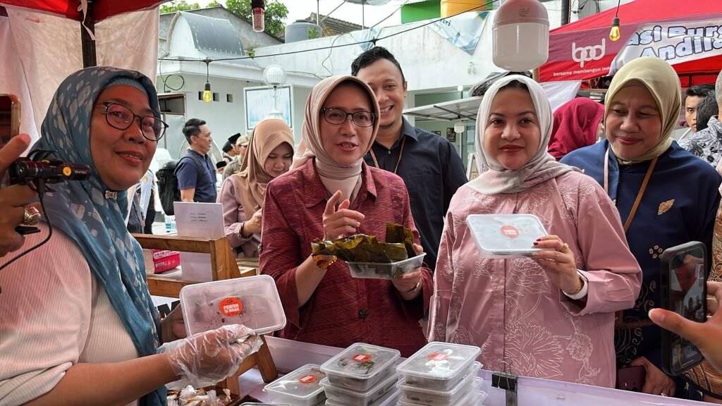 Bupati dan Wabup Lumajang Jalan-jalan di Bazar Bank Jatim: Murah dan Cashless!