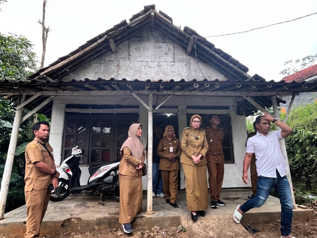 Bupati Lumajang Tinjau Rumah Tak Layak Huni di Dusun Jabaan, Siap Bantu Renovasi
