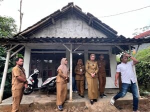 Bupati Lumajang Tinjau Rumah Tak Layak Huni di Dusun Jabaan, Siap Bantu Renovasi