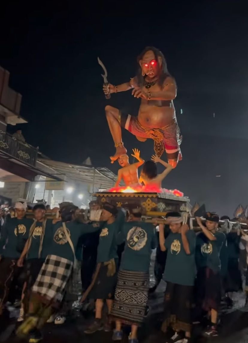 Meriahnya Pawai Ogoh-ogoh di Senduro