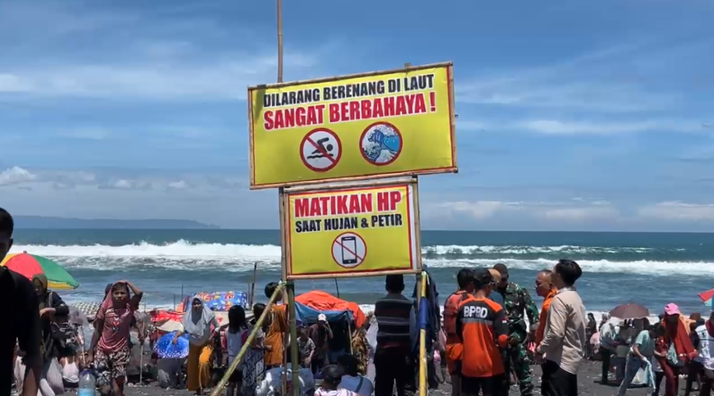 Tradisi Kupatan di Pantai Wotgalih, Bupati Lumajang Imbau Warga Waspadai Ombak Besar