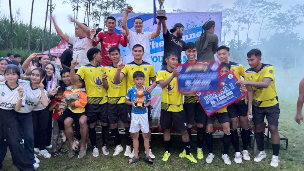 Panggung Juara di Desa Karanganom: Suryanaga Pandansari Jadi Juara Kades Cup I 2025, Ini Pesan Wakil Bupati!