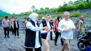 Gubernur Jawa Timur Cek Tanggul Terkikis di Sungai Bondeli