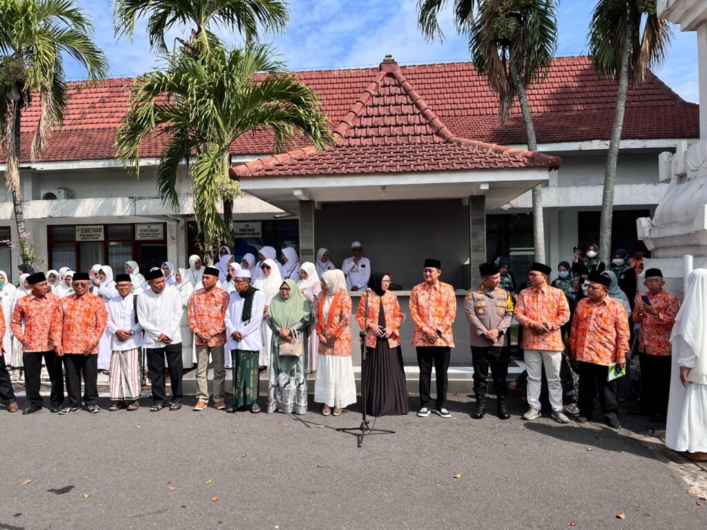 Bupati Lumajang Lepas Keberangkatan Kloter 36 Jemaah Haji