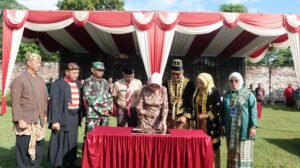 Bupati Lumajang Pimpin Apel Peringatan Hardiknas dan Tanda Tangani Prasasti di Stadion Klakah