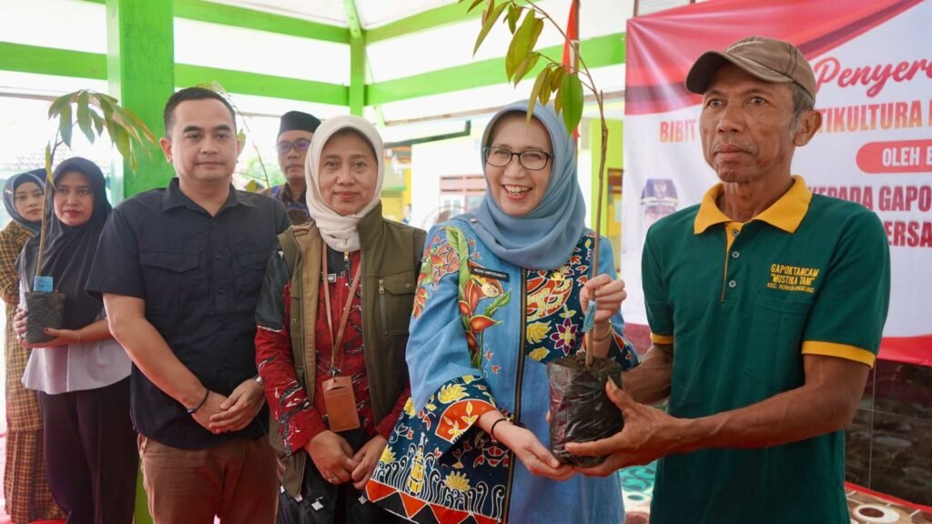 Bupati Lumajang Bagi-bagi 4.504 Bibit Durian Musangking untuk Tingkatkan Produktivitas Petani Sumbersari