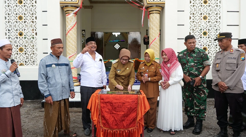 Bupati Lumajang Bantu Paving 300 Meter untuk Masjid Swadaya Warga Darung