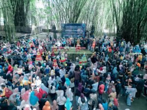 Grebeg Suro di Kaki Semeru: Doa, Sayur, dan Harapan yang Dilempar ke Langit
