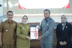 Pemerintah Kabupaten Lumajang menargetkan Bumi Perkemahan Glagah Arum menjadi salah satu destinasi wisata unggulan yang mampu mendongkrak ekonomi lokal dan menarik wisatawan hingga mancanegara. Hal itu ditegaskan langsung oleh Wakil Bupati Lumajang, Yudha Adji Kusuma, saat memimpin rapat pengelolaan Glagah Arum di Control Center Room Pemkab Lumajang, Selasa (24/6/2025). “Kita sudah memiliki tempat yang luar biasa seperti Buper Glagah Arum ini. Tugas kita bersama untuk semakin memajukan dan memberikan manfaat terhadap ekonomi lokal masyarakat sekitar,” ujar Mas Yudha, sapaan akrabnya. Buper Glagah Arum, yang berdiri di atas lahan seluas 10,4 hektare milik Perhutani, kini dikenal sebagai satu-satunya kawasan glamping (glamour camping) di Lumajang. Dikelilingi lanskap megah Gunung Semeru dan kesejukan udara pegunungan, tempat ini terus mengalami peningkatan baik dari sisi kunjungan wisatawan maupun pembangunan fasilitas. Dalam rapat tersebut, Mas Yudha menekankan pentingnya tata kelola kelembagaan yang kuat dan kolaborasi lintas sektor, termasuk keterlibatan Pramuka dalam mendukung perhutanan sosial dan edukasi lingkungan. Selain pengembangan fisik, arah kebijakan Buper Glagah Arum juga mencakup penguatan branding wisata alam berkelanjutan yang berpihak pada pemberdayaan UMKM dan pembukaan peluang ekonomi baru di sekitar kawasan. Pertumbuhan signifikan yang terjadi dari tahun ke tahun menunjukkan potensi besar kawasan ini sebagai lokomotif wisata-wirausaha yang inklusif di Lumajang. Ke depan, Glagah Arum diharapkan tak hanya menjadi lokasi perkemahan modern, tetapi juga pusat edukasi dan konservasi yang membanggakan daerah.