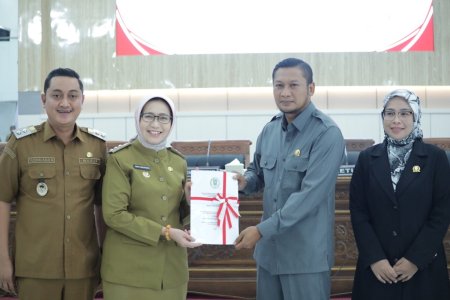 Pemerintah Kabupaten Lumajang menargetkan Bumi Perkemahan Glagah Arum menjadi salah satu destinasi wisata unggulan yang mampu mendongkrak ekonomi lokal dan menarik wisatawan hingga mancanegara. Hal itu ditegaskan langsung oleh Wakil Bupati Lumajang, Yudha Adji Kusuma, saat memimpin rapat pengelolaan Glagah Arum di Control Center Room Pemkab Lumajang, Selasa (24/6/2025). “Kita sudah memiliki tempat yang luar biasa seperti Buper Glagah Arum ini. Tugas kita bersama untuk semakin memajukan dan memberikan manfaat terhadap ekonomi lokal masyarakat sekitar,” ujar Mas Yudha, sapaan akrabnya. Buper Glagah Arum, yang berdiri di atas lahan seluas 10,4 hektare milik Perhutani, kini dikenal sebagai satu-satunya kawasan glamping (glamour camping) di Lumajang. Dikelilingi lanskap megah Gunung Semeru dan kesejukan udara pegunungan, tempat ini terus mengalami peningkatan baik dari sisi kunjungan wisatawan maupun pembangunan fasilitas. Dalam rapat tersebut, Mas Yudha menekankan pentingnya tata kelola kelembagaan yang kuat dan kolaborasi lintas sektor, termasuk keterlibatan Pramuka dalam mendukung perhutanan sosial dan edukasi lingkungan. Selain pengembangan fisik, arah kebijakan Buper Glagah Arum juga mencakup penguatan branding wisata alam berkelanjutan yang berpihak pada pemberdayaan UMKM dan pembukaan peluang ekonomi baru di sekitar kawasan. Pertumbuhan signifikan yang terjadi dari tahun ke tahun menunjukkan potensi besar kawasan ini sebagai lokomotif wisata-wirausaha yang inklusif di Lumajang. Ke depan, Glagah Arum diharapkan tak hanya menjadi lokasi perkemahan modern, tetapi juga pusat edukasi dan konservasi yang membanggakan daerah.
