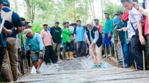 Warga Sumbermujur Gotong Royong Perbaiki Jalan, Bupati Lumajang Apresiasi Sinergi Masyarakat