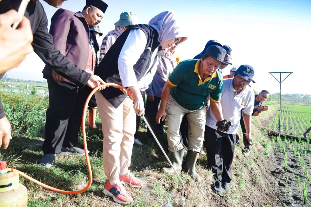 Bunda Indah Serahkan Gas Tikus ke Petani Sidorejo untuk Atasi Serangan Hama