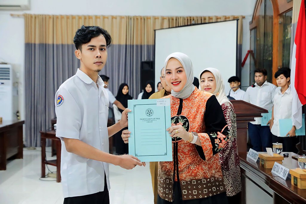 17 Warga Lumajang Terima Ijazah Kejar Paket, PKK Dorong Akses Pendidikan Non-Formal