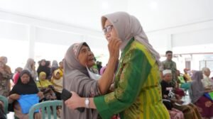 Bunda Indah Bagikan 20 Kg Beras untuk 771 Warga Tompokersan dan Citrodiwangsan