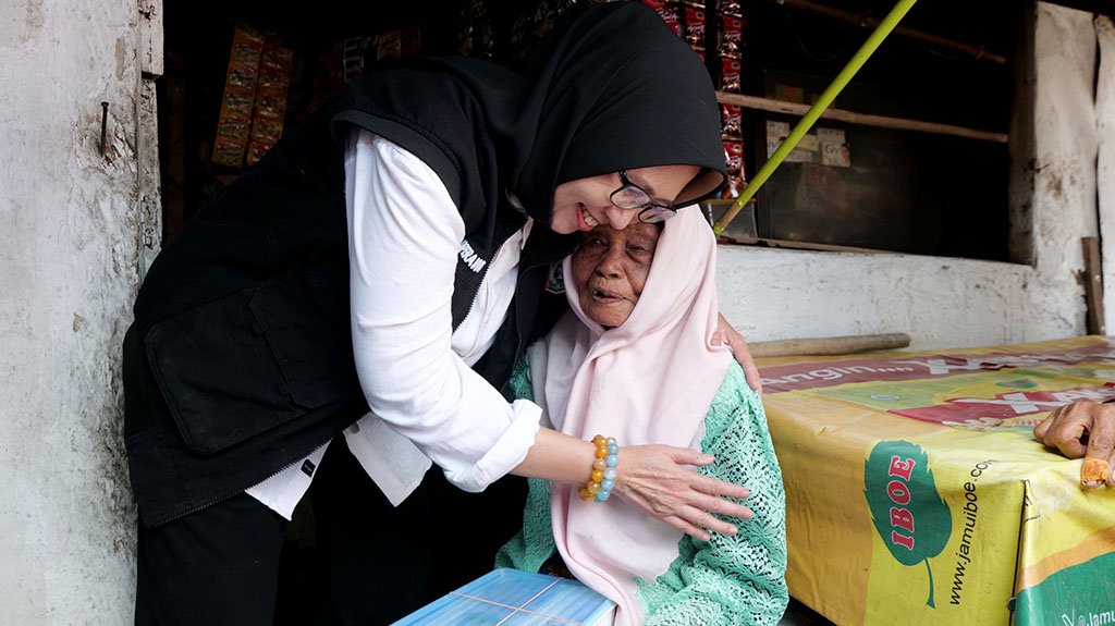 Pemkab Lumajang Kunjungi Lansia Tanpa Pendamping, Salurkan Bantuan Makanan Sehat