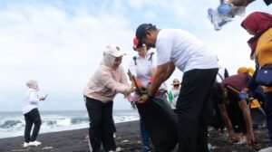 PKK Lumajang Gelar Aksi Bersih Pantai dan Penguatan Kader di Wotgalih