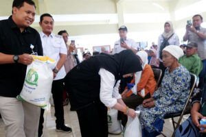 Pemkab Lumajang Salurkan Bantuan Beras ke 434 Keluarga di Klakah