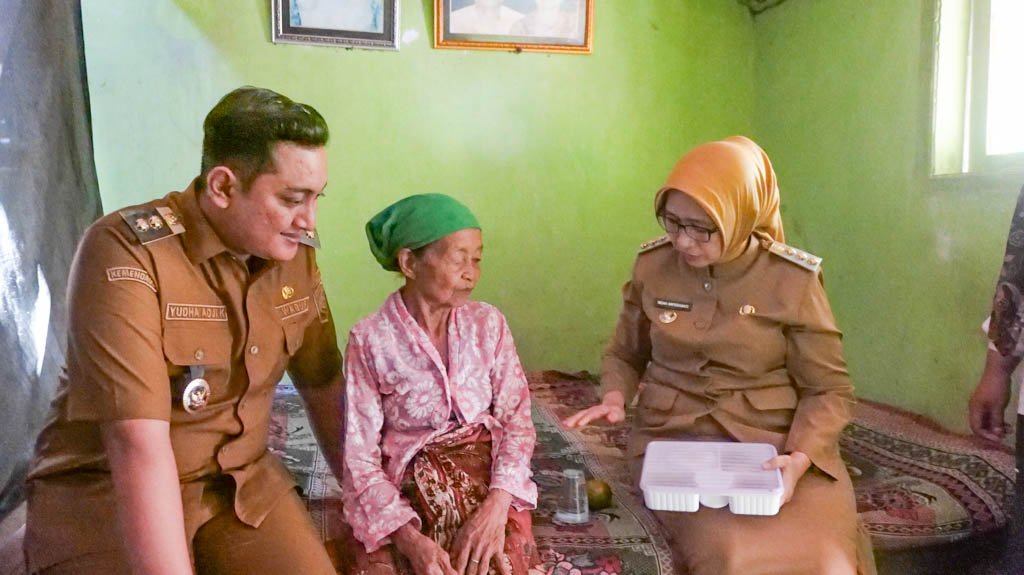 Pemkab Lumajang Salurkan Bantuan Makanan Sehat untuk Lansia di Ranuyoso