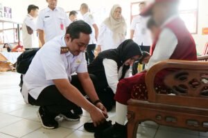 Pemkab Lumajang Bagikan Sepatu Gratis ke Siswa Kurang Mampu di Klakah