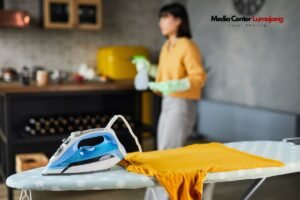 Profesi Gaji di Indonesia (rata-rata) Gaji di Luar Negeri (rata-rata) Asisten Rumah Tangga Rp1-2 juta/bulan Rp4-16 juta/bulan (Hong Kong, Kanada) Tukang Ledeng Rp2-4 juta/bulan Rp40 juta/bulan (AS) Tukang Kebun Rp1-2 juta/bulan Rp85 juta/bulan (Inggris/AS) Kurir Paket Rp2-3 juta/bulan Rp16-33 juta/bulan (AS) Tukang Cuci Piring Rp1-2 juta/bulan Rp39,9 juta/bulan (Singapura) Pekerja Konstruksi Rp2-4 juta/bulan Rp10-18 juta/bulan (UEA) Sopir Truk/Alat Berat Rp3-5 juta/bulan Rp40 juta/bulan (negara barat)