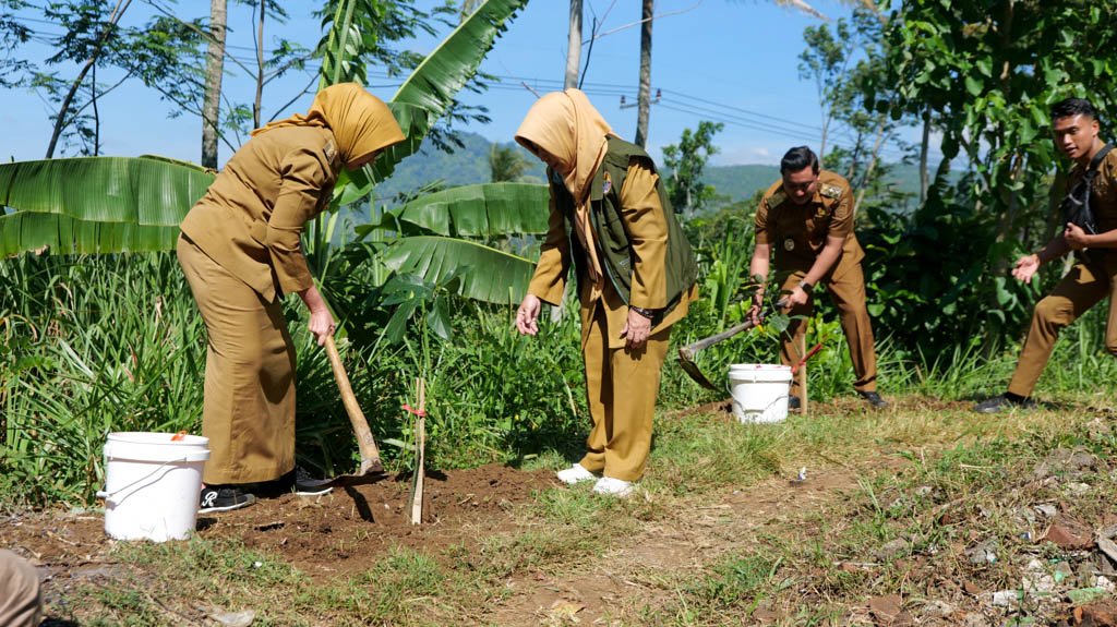 Tanam Pohon, Pemkab Lumajang Sisipkan Nilai Ekologi di Sekolah dan Kawasan Wisata