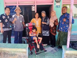 Anak Disabilitas di Tekung Terima Kursi Roda dari Dinsos Lumajang