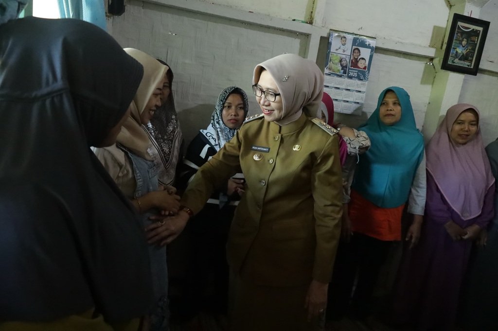 Lumajang Hapus Label “Keluarga Miskin” dari Rumah Penerima Bansos, Bupati: Kemiskinan Bukan Identitas Permanen
