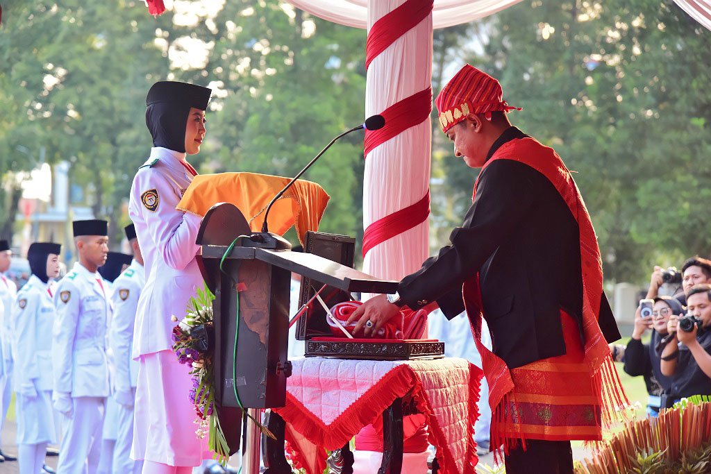 Penurunan Bendera Tutup Rangkaian HUT ke-80 RI di Lumajang