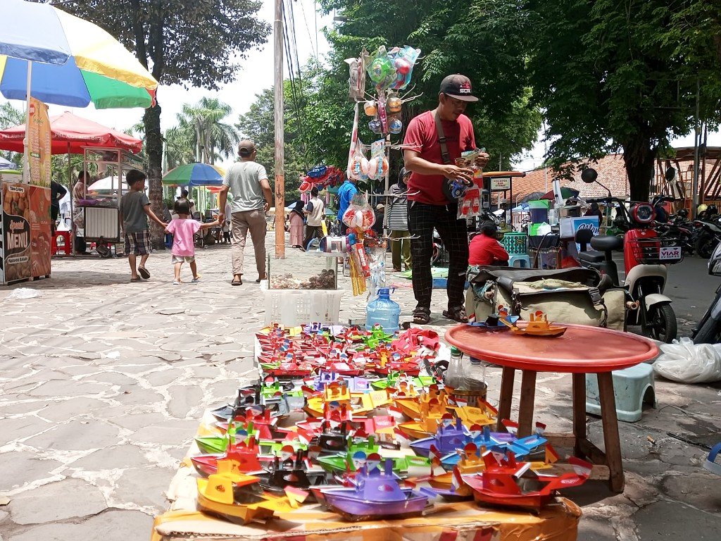 Rehab Alun-Alun Lumajang Dimulai, PKL Tetap Bisa Cari Nafkah