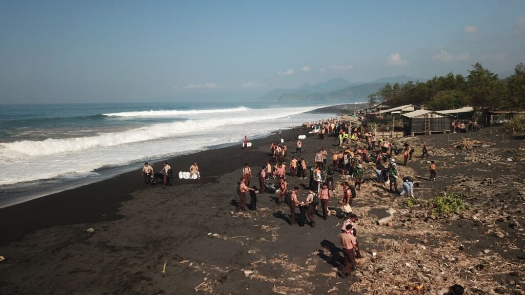 Pramuka Lumajang Gelar Gerakan Bersih Pantai, Libatkan 1.200 Peserta