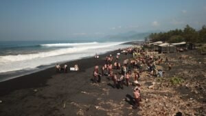 Pramuka Lumajang Gelar Gerakan Bersih Pantai, Libatkan 1.200 Peserta