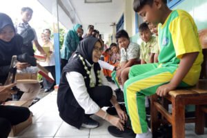 Anak-Anak SD di Jatiroto Senyum Gembira Terima Sepatu Baru dari Bupati Lumajang