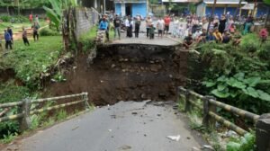 Jembatan Senduro–Gucialit Ambrol, Bupati Lumajang Pastikan Pembangunan Baru Rp3,5 Miliar