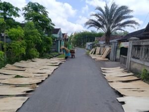 Usaha Repair Kayu Jadi Penopang Ekonomi Warga Kebonan