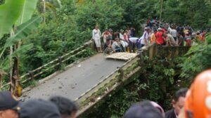 Warga Bangun Jembatan Darurat Bambu Usai Jembatan Senduro–Gucialit Ambruk