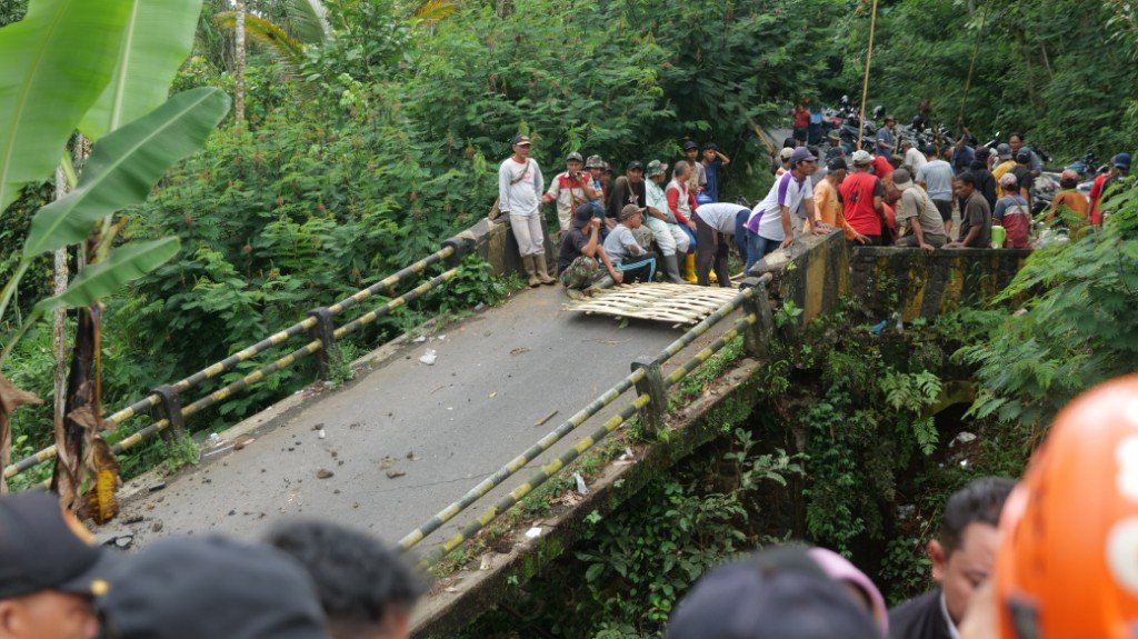 Warga Bangun Jembatan Darurat Bambu Usai Jembatan Senduro–Gucialit Ambruk