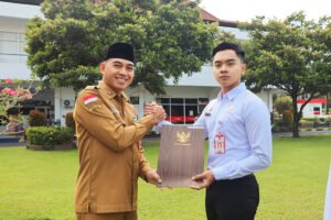 Sekda Lumajang Serahkan SK CPNS kepada Dua Lulusan IPDN
