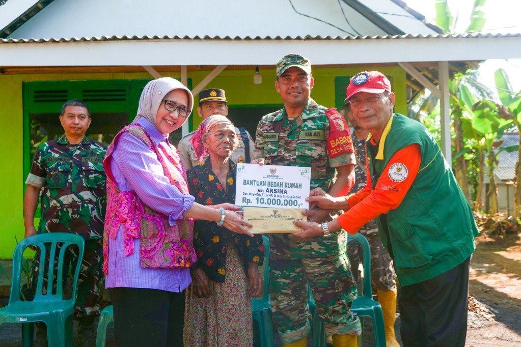 TNI dan Pemkab Lumajang Renovasi Rumah Tidak Layak Huni di Lereng Gucialit