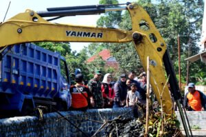 Gerak Cepat, Alat Berat Dikerahkan Atasi Banjir di Rowokangkung