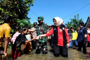 Bupati Lumajang dan Dandim Salurkan Bantuan Langsung ke Korban Banjir