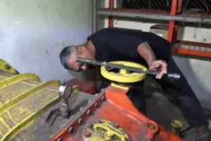 Dari Sungai, Sosok Ini Bisa Terangi Dusun di Lereng Semeru