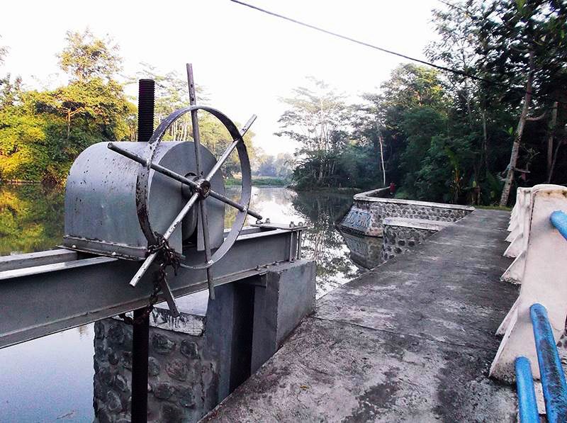Pemerintah Desa Tukum Perkuat Fungsi Dam Rakinten dengan Pemasangan Jaring Sampah dan Rencana Normalisasi