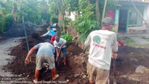 Warga Lumajang Gotong Royong Atasi Banjir dengan Bangun Drainase Mandiri