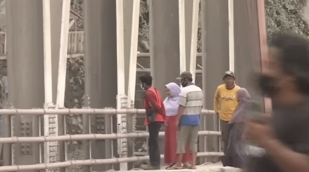 7 Bahaya Awan Panas Guguran Erupsi Semeru dan Langkah Penanganannya