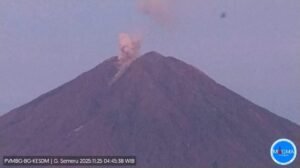 Update Semeru Hari Ini: Kolom Abu 800 Meter, Status Masih Awas