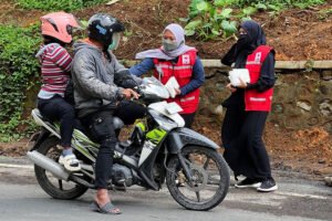 Warga Sekitar Gunung Semeru Diimbau Gunakan Masker untuk Cegah Dampak Erupsi